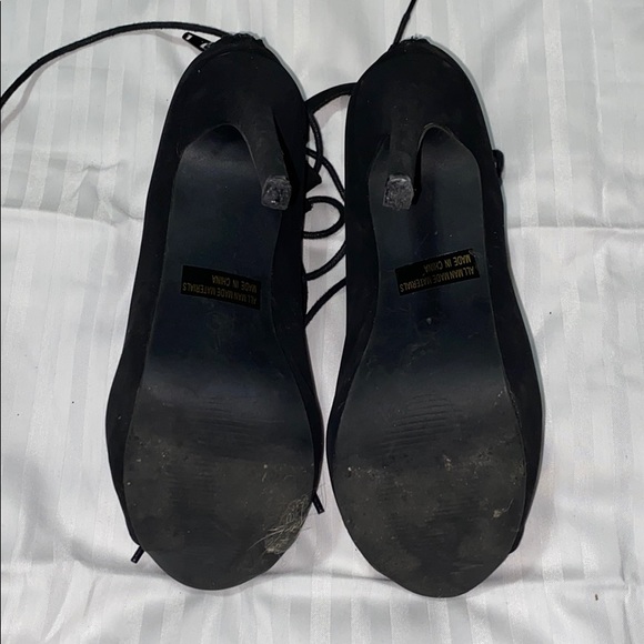 Black lack up heels - Picture 3 of 3